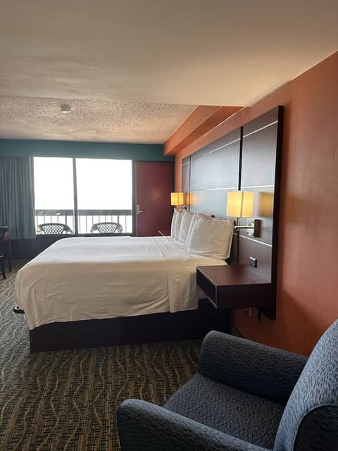 Breakers Resort Inn — hotel room