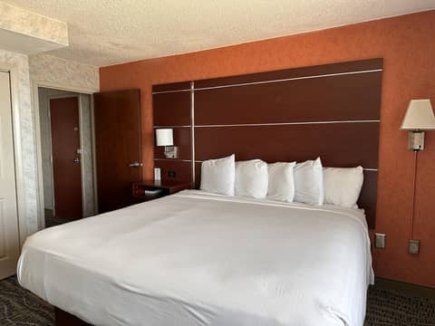 Breakers Resort Inn — hotel room