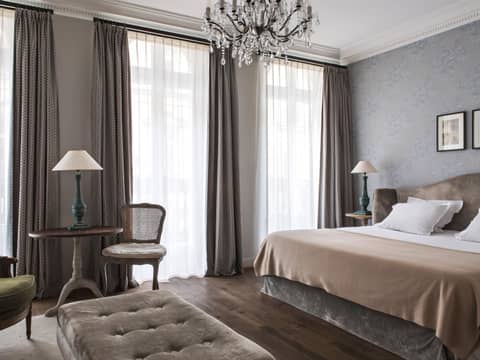 New Hotel Roblin — bedroom