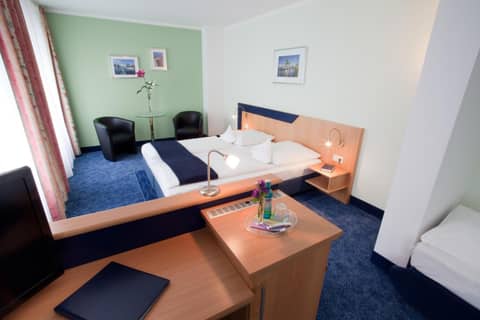 Hotel Hanseport Hamburg — hotel room