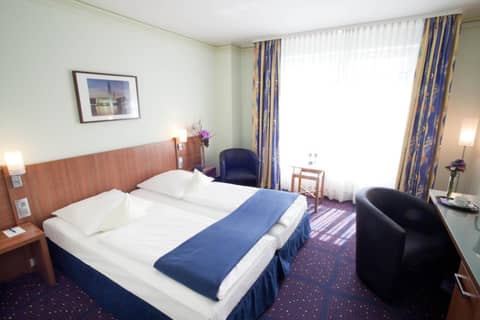 Hotel Hanseport Hamburg — hotel room