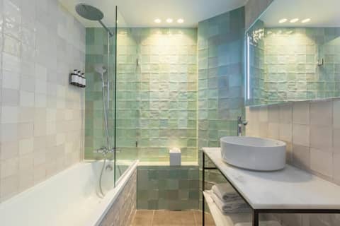 voco Paris Montparnasse by IHG — bathroom