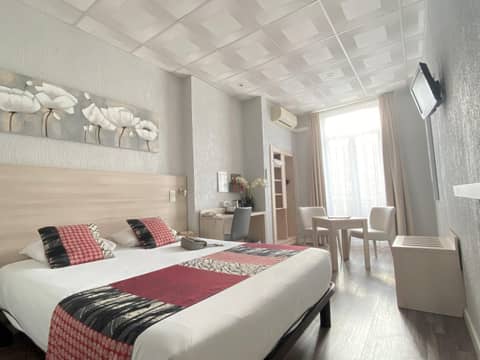 Hôtel Helvétique — hotel room