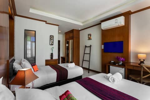 Lee Chiang Hotel — hotel room