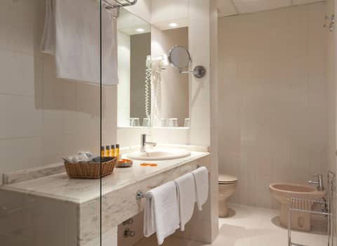 Hotel Moderno Puerta del Sol — bathroom