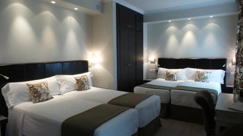 Hotel Moderno Puerta del Sol — bedroom