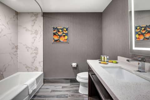 Doubletree by Hilton Toronto Airport, ON — photo 2