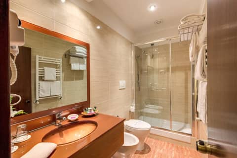 Hotel Impero — bathroom