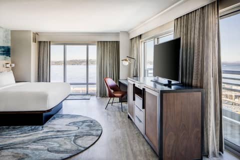 Seattle Marriott Waterfront — hotel room
