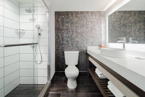 Seattle Marriott Waterfront — bathroom