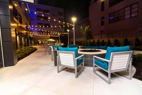 Aloft by Marriott St Louis Central West End — lounge