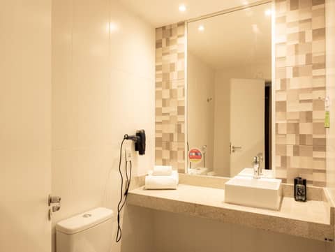 B&B HOTEL Rio Copacabana Posto 5 — bathroom