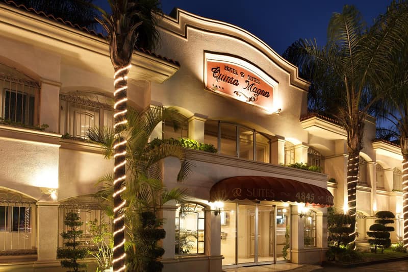Hotel & Suites Quinta Magna — building