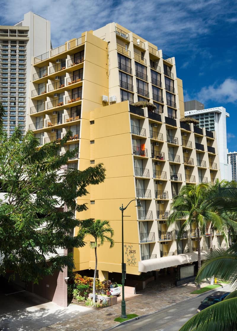 Castle Bamboo Waikīkī Hotel — hotel building