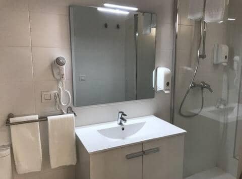 BET Apartments - Reig — bathroom