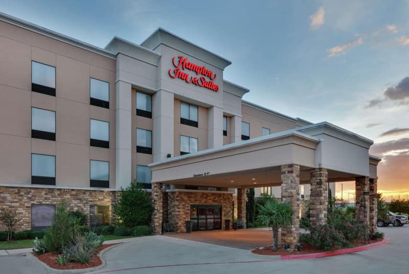Hampton Inn & Suites Fort Worth/Forest Hill — building