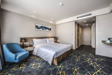 Q-Box Hotel Shanghai Sanjiagang — hotel room