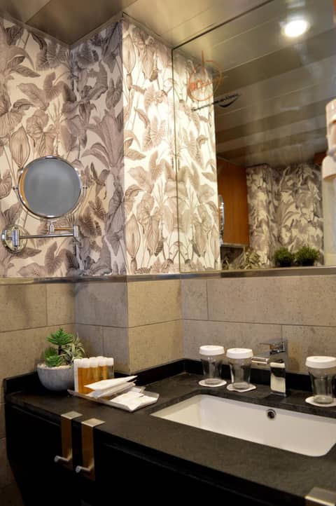 ON Suites Sevilla Apartments — bathroom