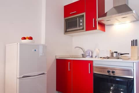 Apartamentos Carmen del Turia — kitchen