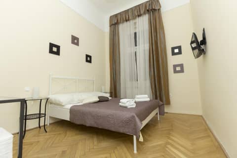Budapest B&B Bed and Breakfast — bedroom