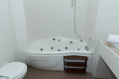 Budapest B&B Bed and Breakfast — bathroom