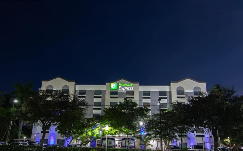 Holiday Inn Express and Suites Fort Lauderdale Airport West by IHG — building