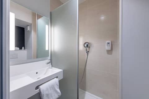 B&B HOTEL Nice Aéroport — bathroom