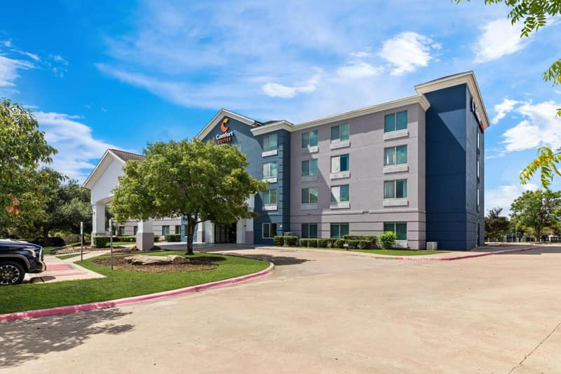 Comfort Suites Austin Airport — building