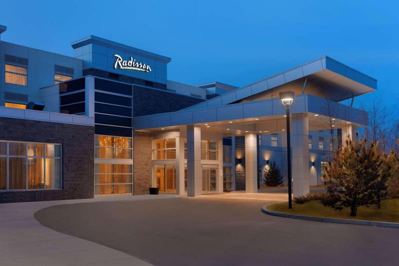 Radisson Hotel & Conference Centre Calgary Airport — building