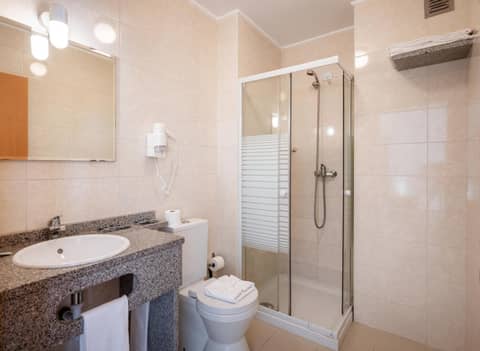Apartamentos Mirante da Rocha — bathroom