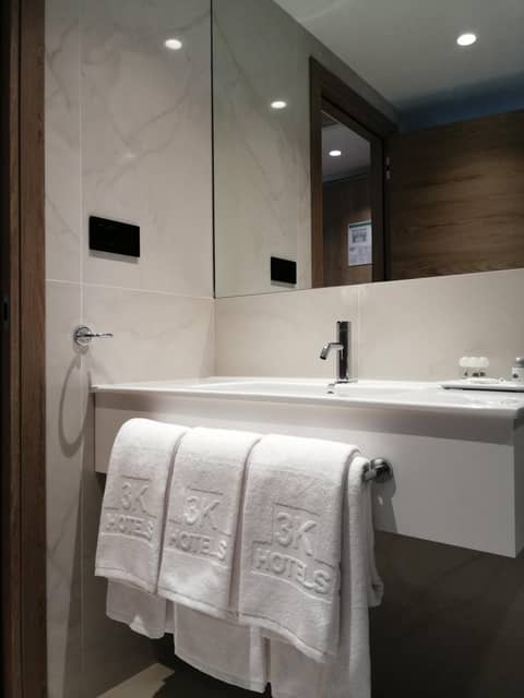 Hotel 3K Faro Aeroporto — bathroom