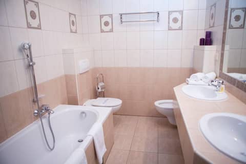 Hotel Secesja — bathroom