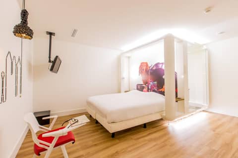 Qbic Amsterdam WTC — hotel room