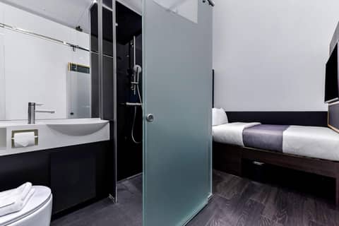 The Z Hotel Holborn — bathroom