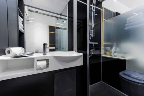 The Z Hotel Holborn — bathroom