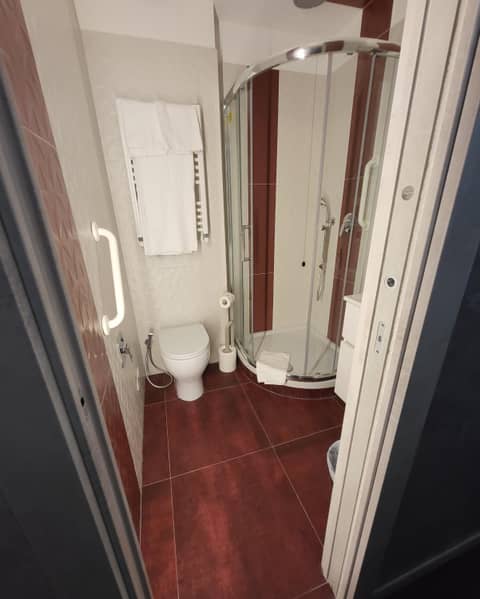 Hotel Relais Dei Papi — bathroom