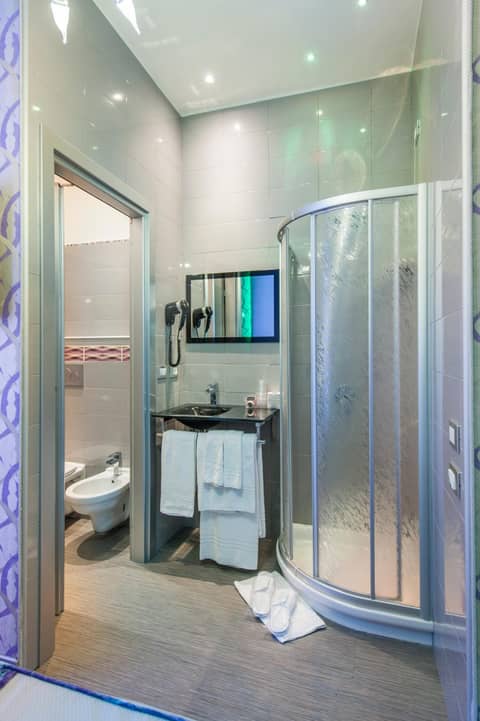 Hotel Relais Dei Papi — bathroom