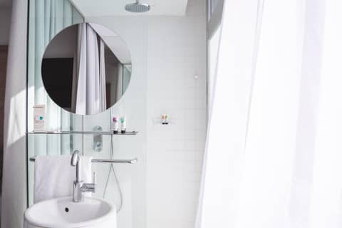 Casa Lit Barcelona — bathroom