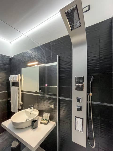 Hotel Gioia — bathroom