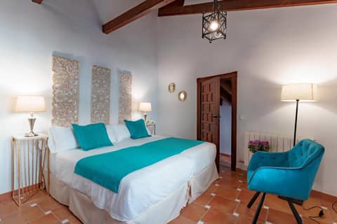 SUITES CASA DE LAS COLUMNAS — hotel room