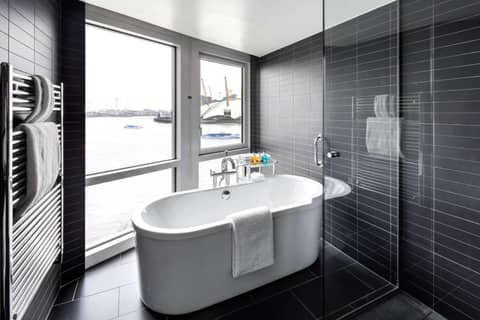 Radisson Blu Hotel London Canary Wharf East — bathroom