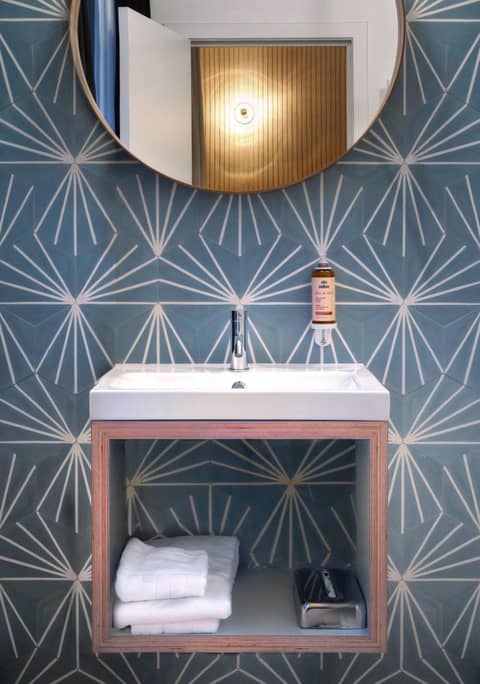 Vintage Hotel Brussels — bathroom