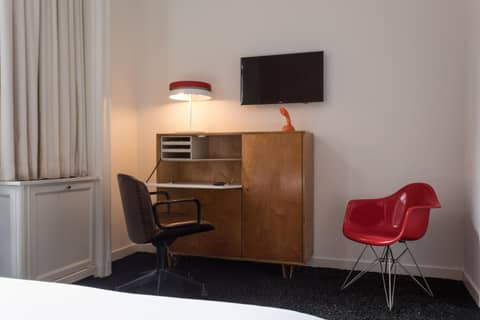 Vintage Hotel Brussels — hotel room
