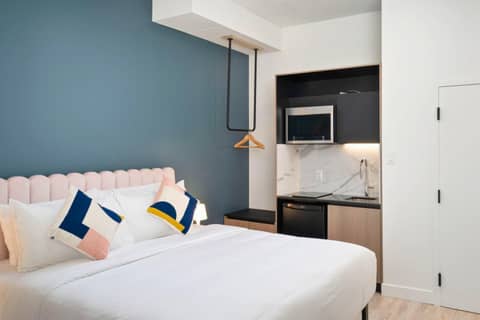 Clouds Lofts - Quartier Latin — hotel room