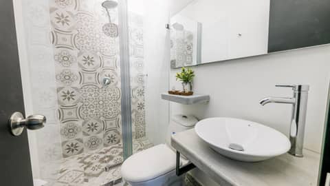 Moet Medellin Hotel — bathroom