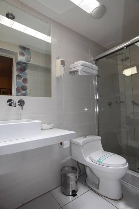 Emperador Plaza — bathroom