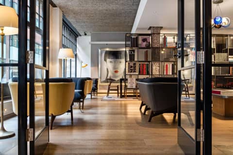 Radisson Blu Hotel London Mercer Street — hotel reception