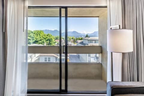Atrium Hotel Vancouver — photo 9