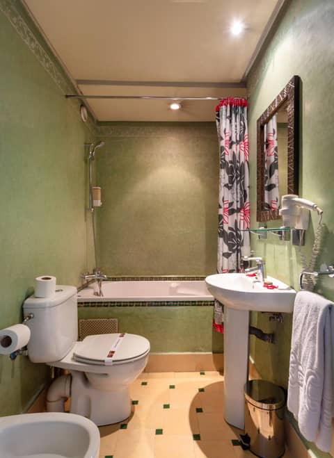 Le Caspien Boutique Hotel — bathroom