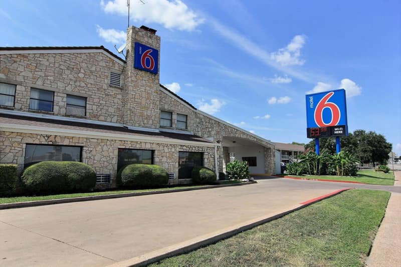 Motel 6 Austin, TX - Central Downtown UT — building